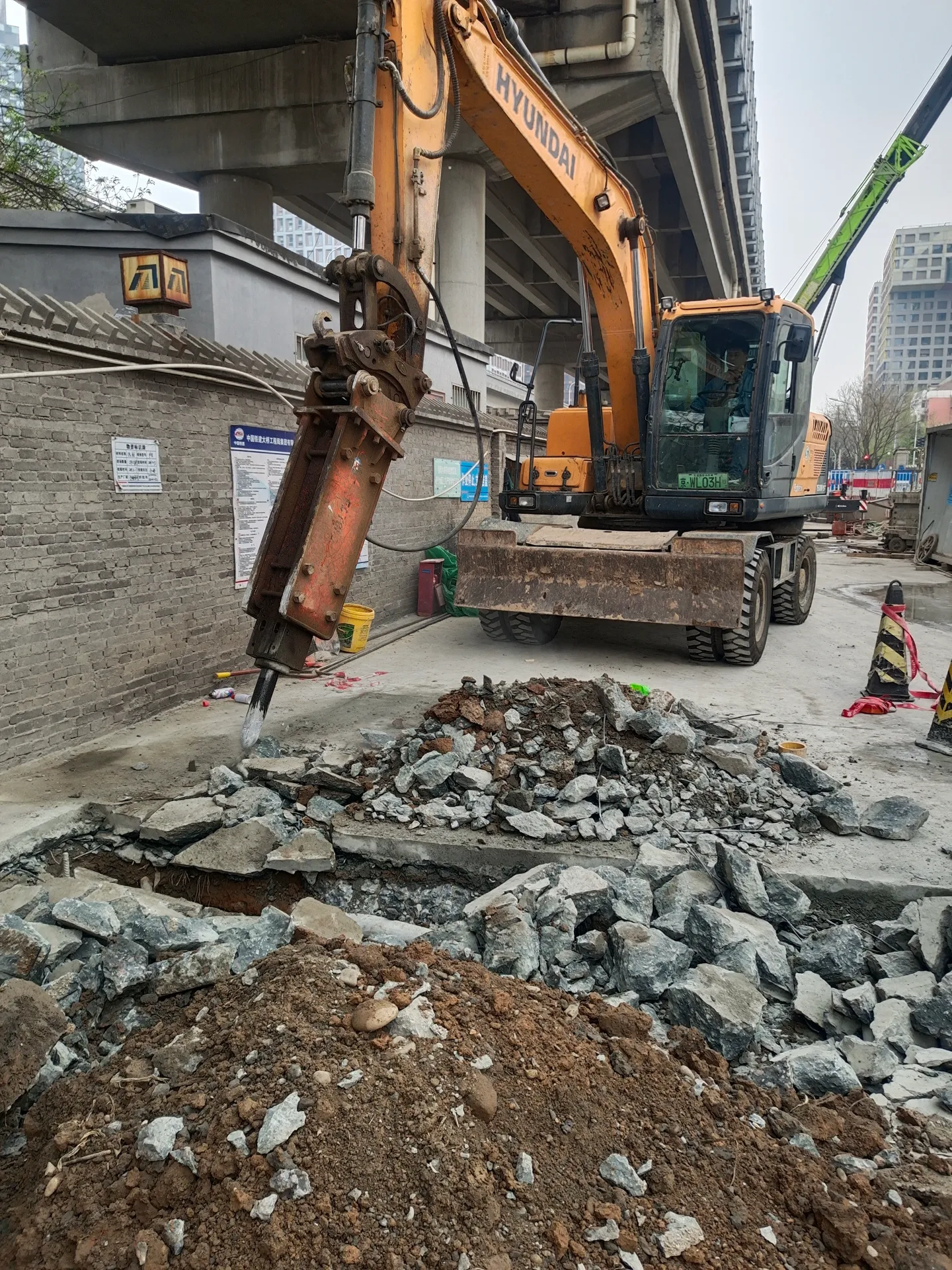 北京地铁 17 号线工程香河园站总配外电源工程施工图片 1