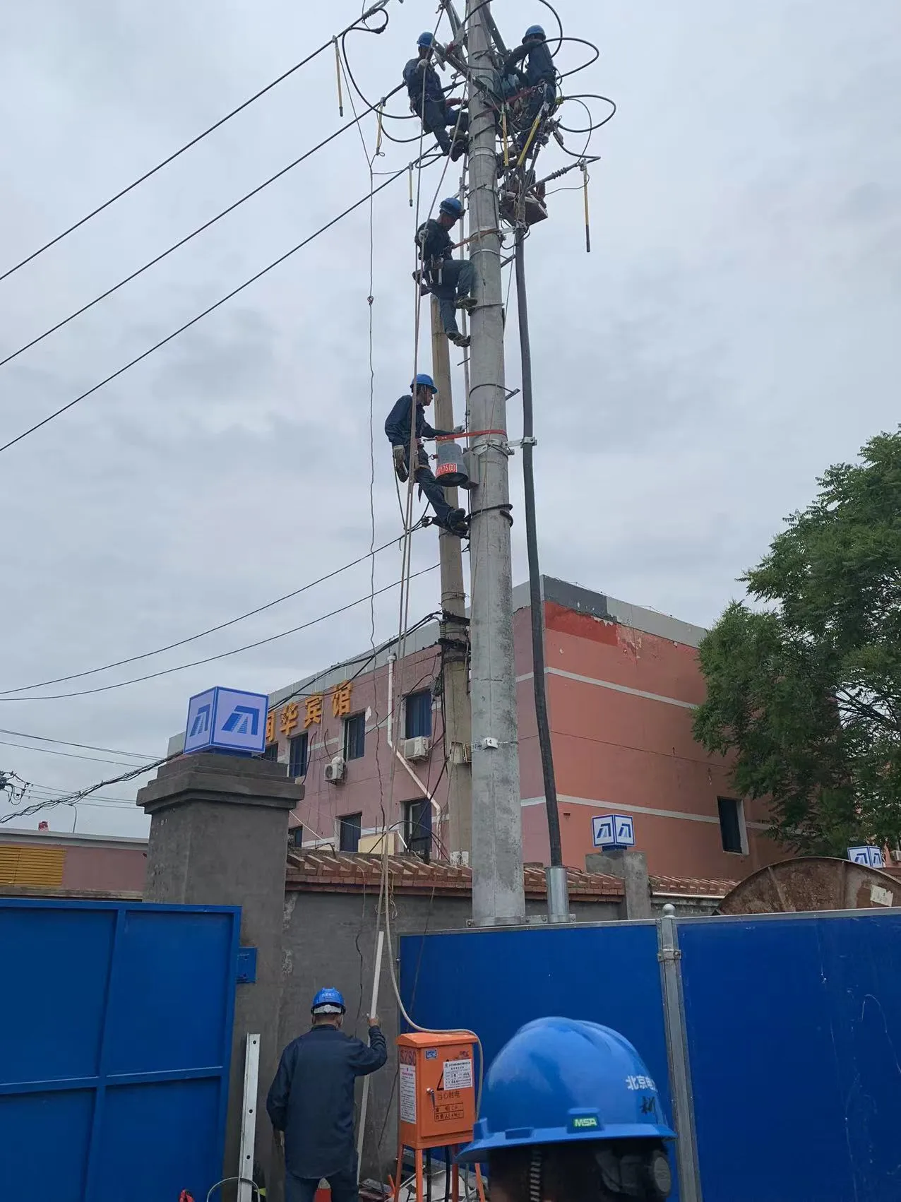 北京湖南投资大厦外电源接驳变更工程图片 1