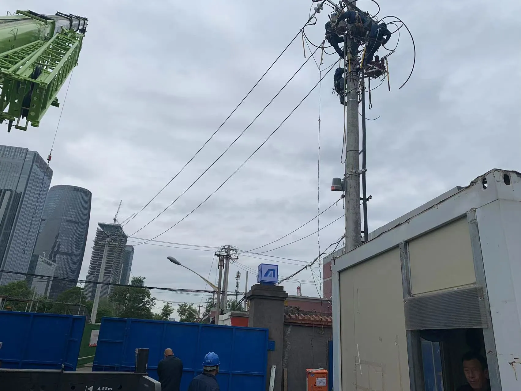 北京湖南投资大厦外电源接驳变更工程图片 2
