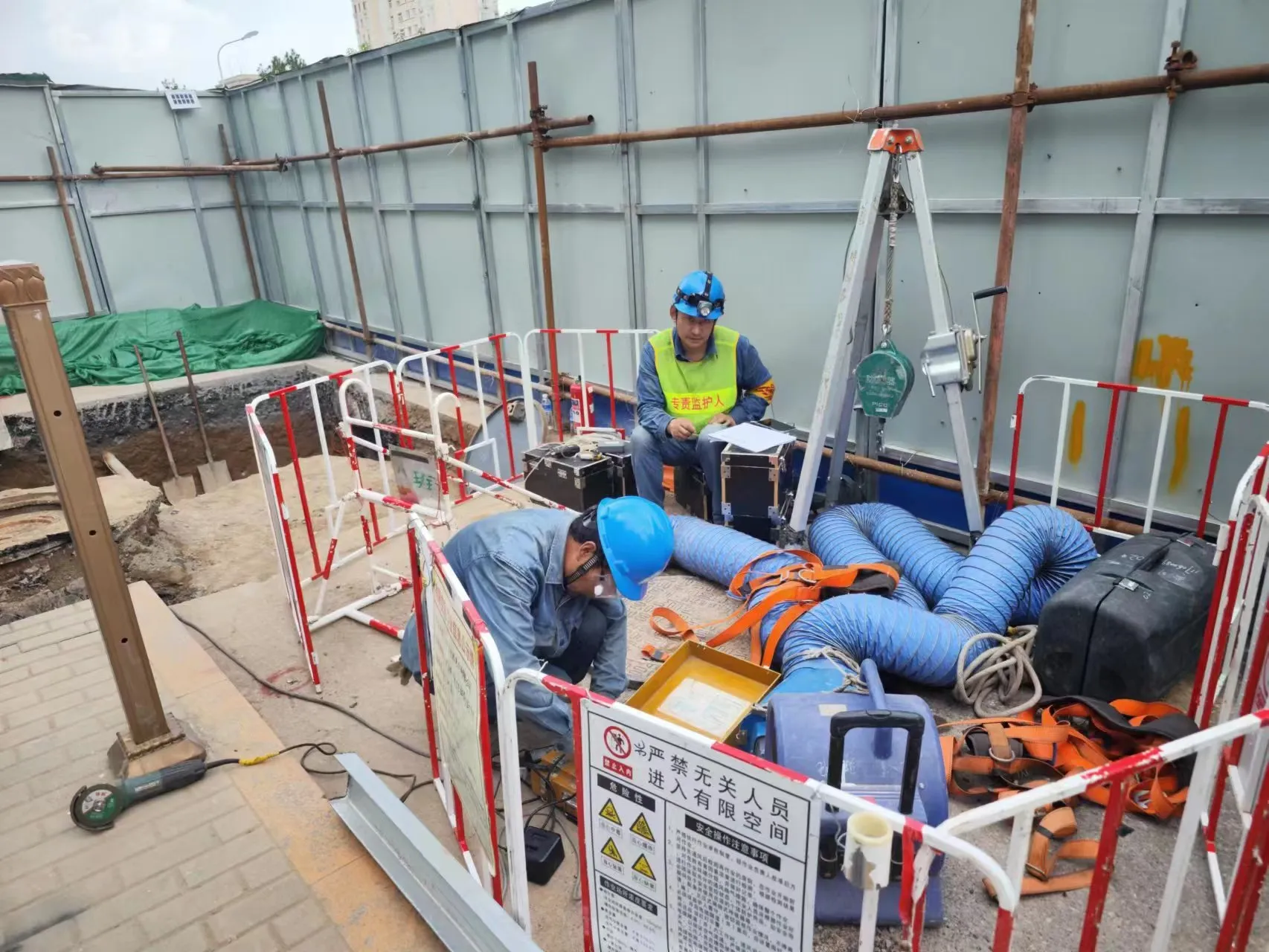 首都医科大学附属北京世纪坛医院双路供电工程军博地铁站东北口电力管井提升改造项目工程图片 4