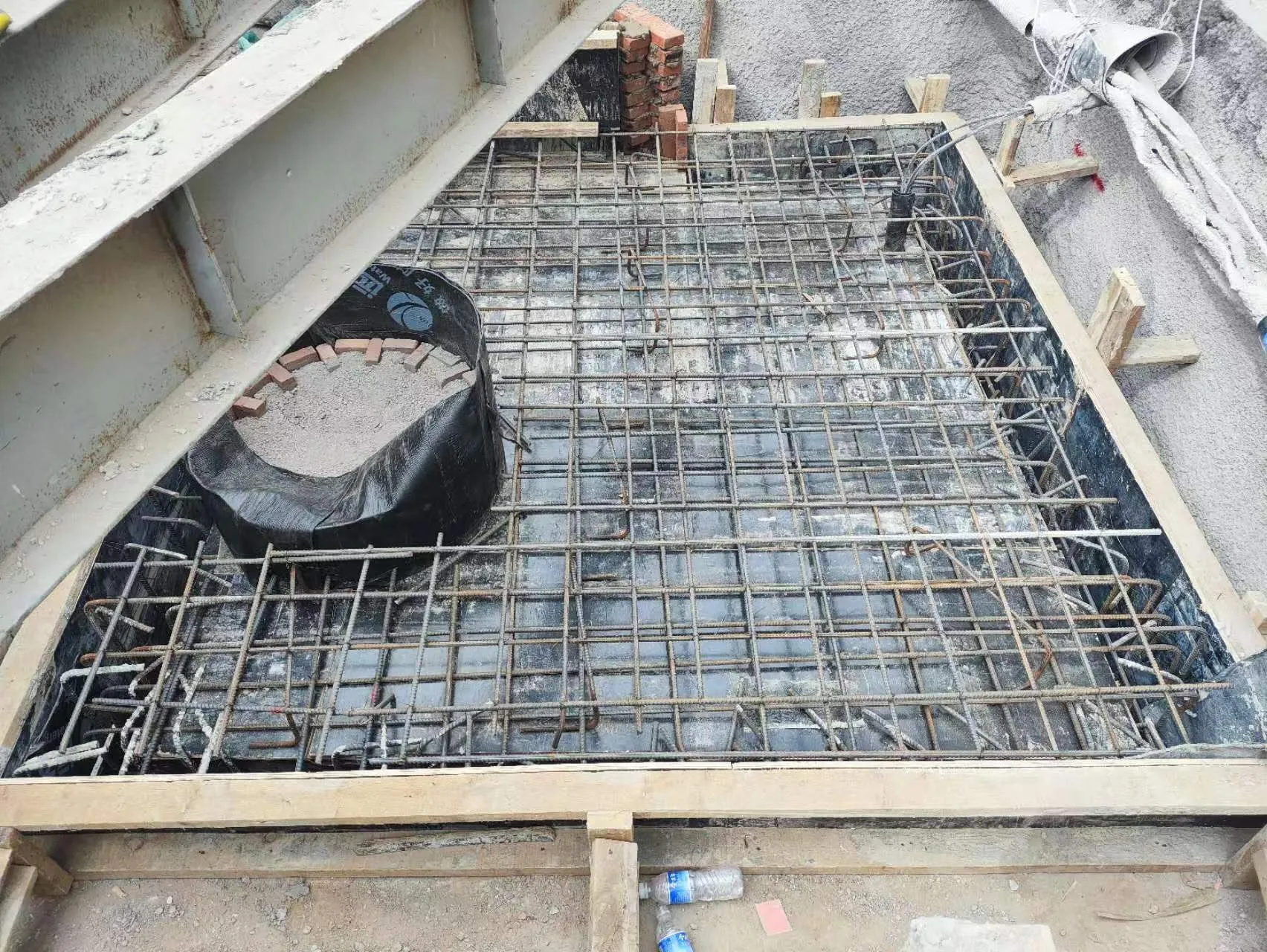 首都医科大学附属北京世纪坛医院双路供电工程军博地铁站东北口电力管井提升改造项目工程图片 14