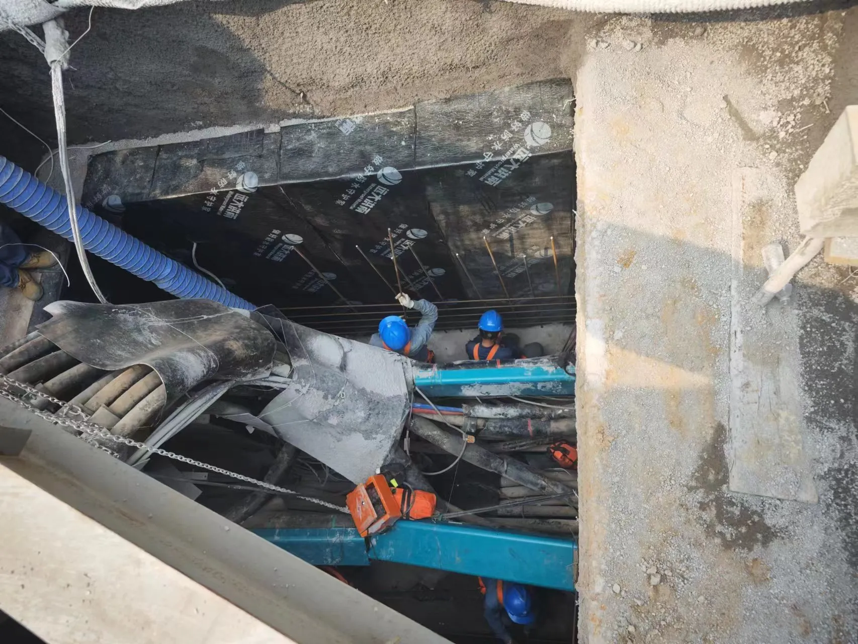 首都医科大学附属北京世纪坛医院双路供电工程军博地铁站东北口电力管井提升改造项目工程图片 10