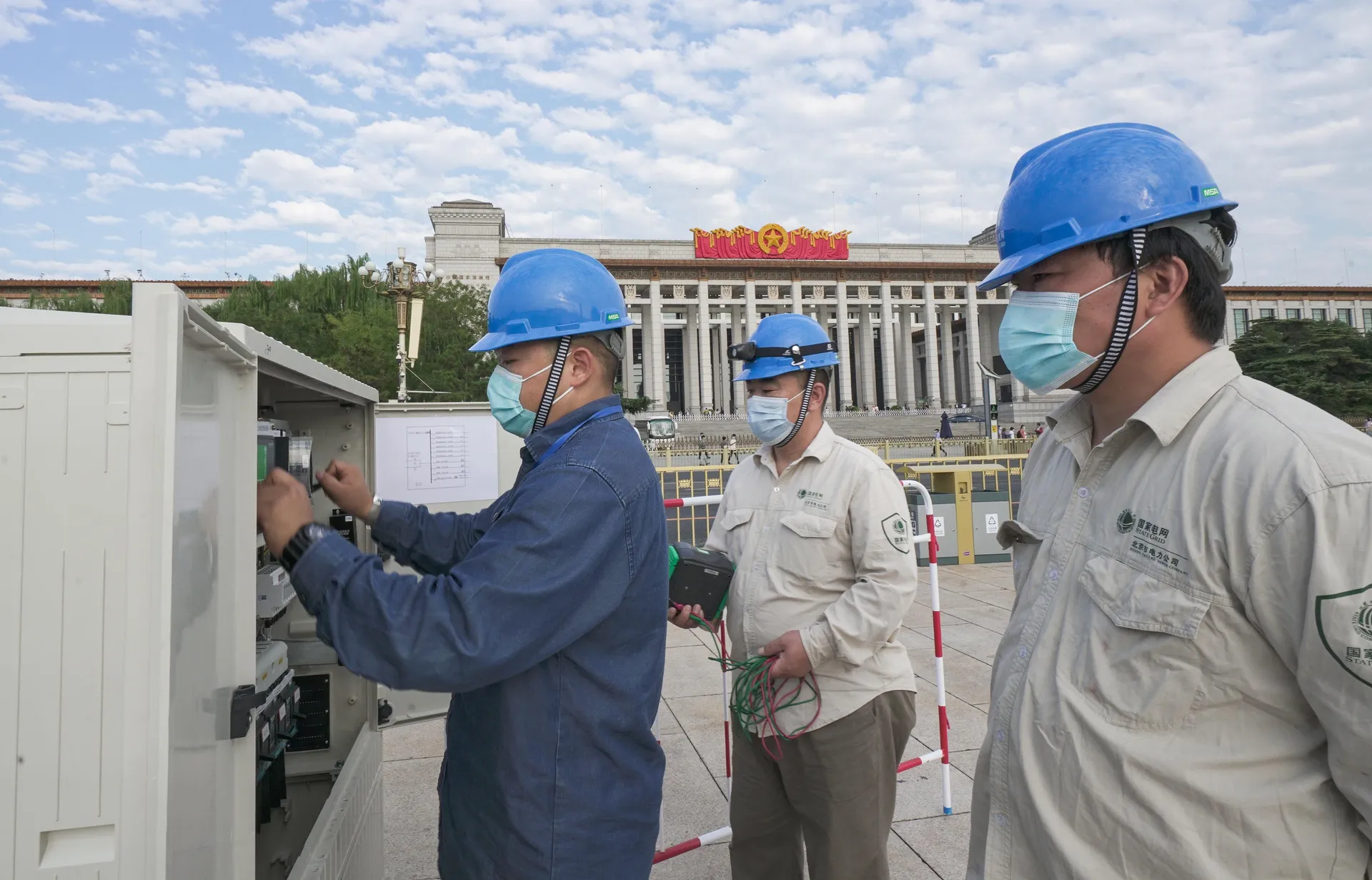 2020年烈士纪念日向人民英雄敬献花篮仪式电力保障服务图片 5