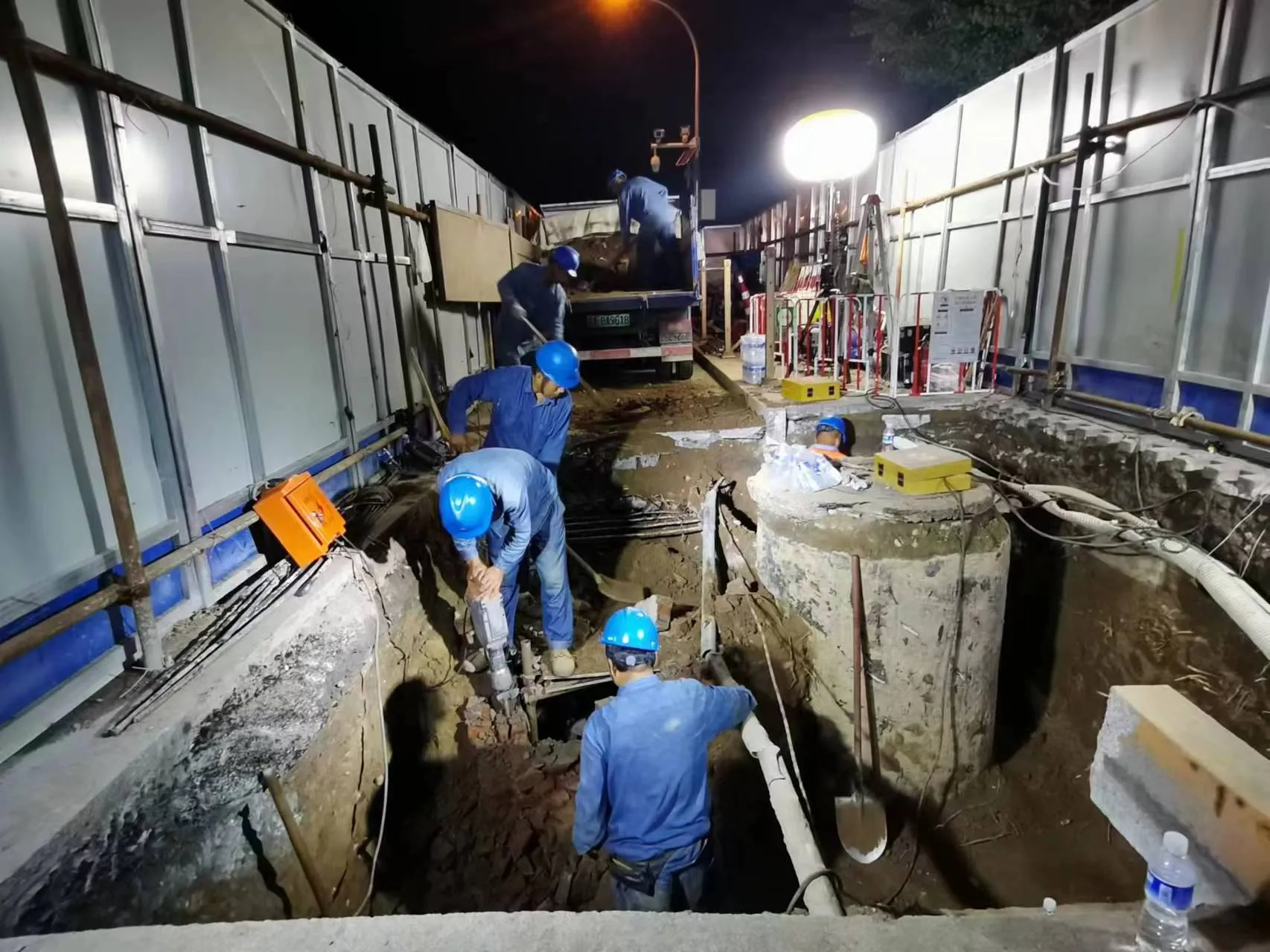 首都医科大学附属北京世纪坛医院双路供电工程军博地铁站东北口电力管井提升改造项目工程图片 1