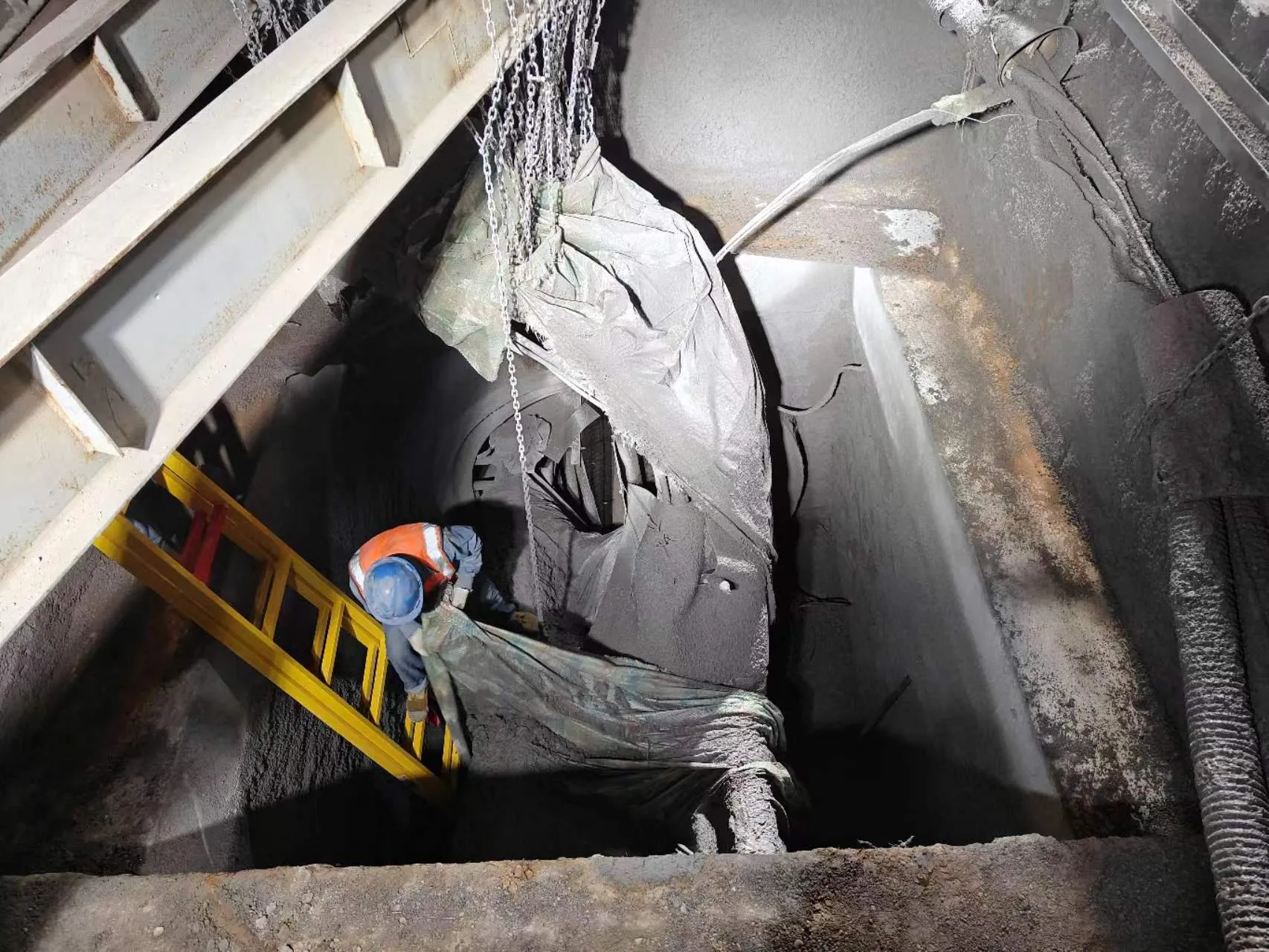 首都医科大学附属北京世纪坛医院双路供电工程军博地铁站东北口电力管井提升改造项目工程图片 9