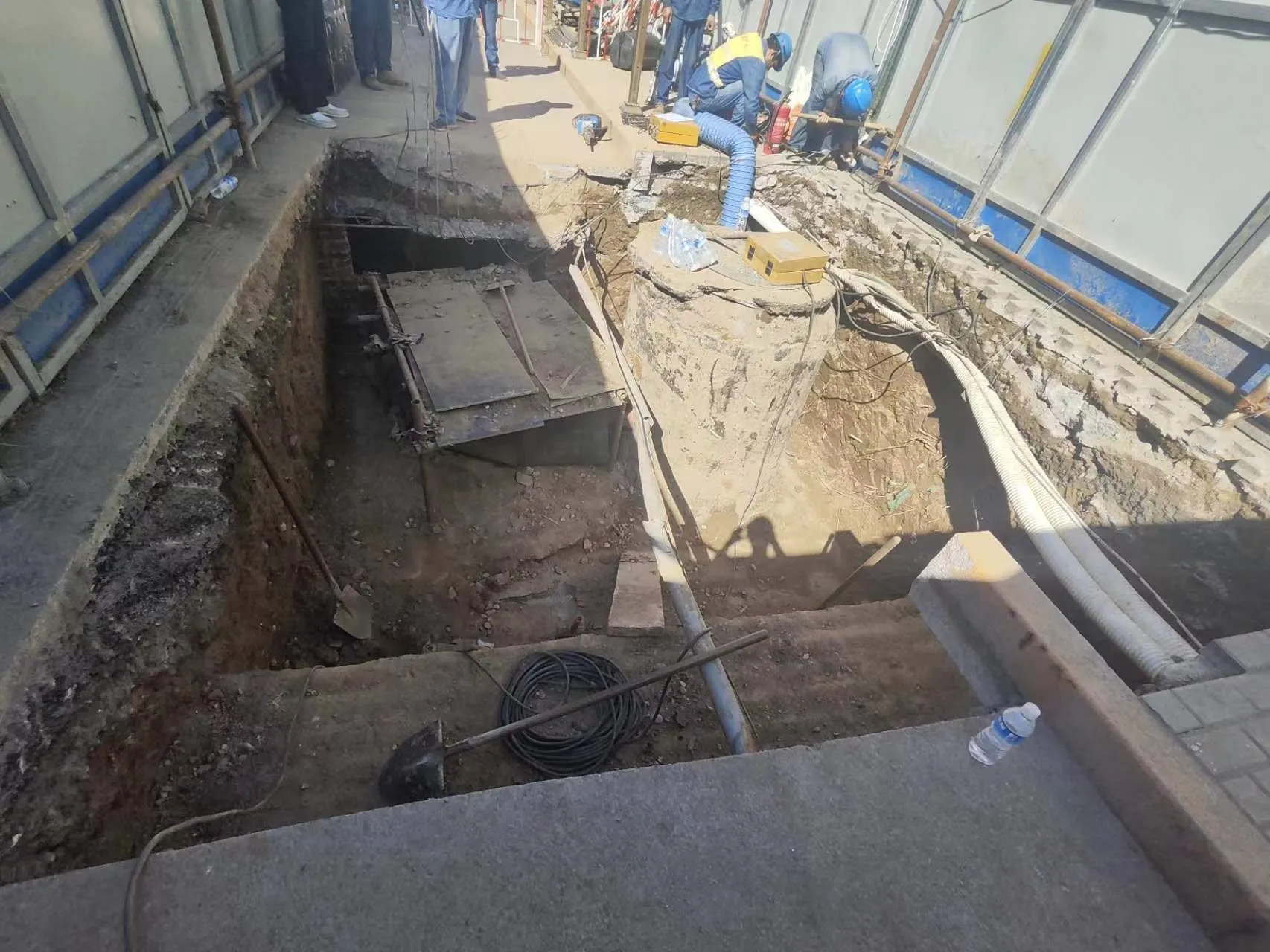首都医科大学附属北京世纪坛医院双路供电工程军博地铁站东北口电力管井提升改造项目工程图片 5