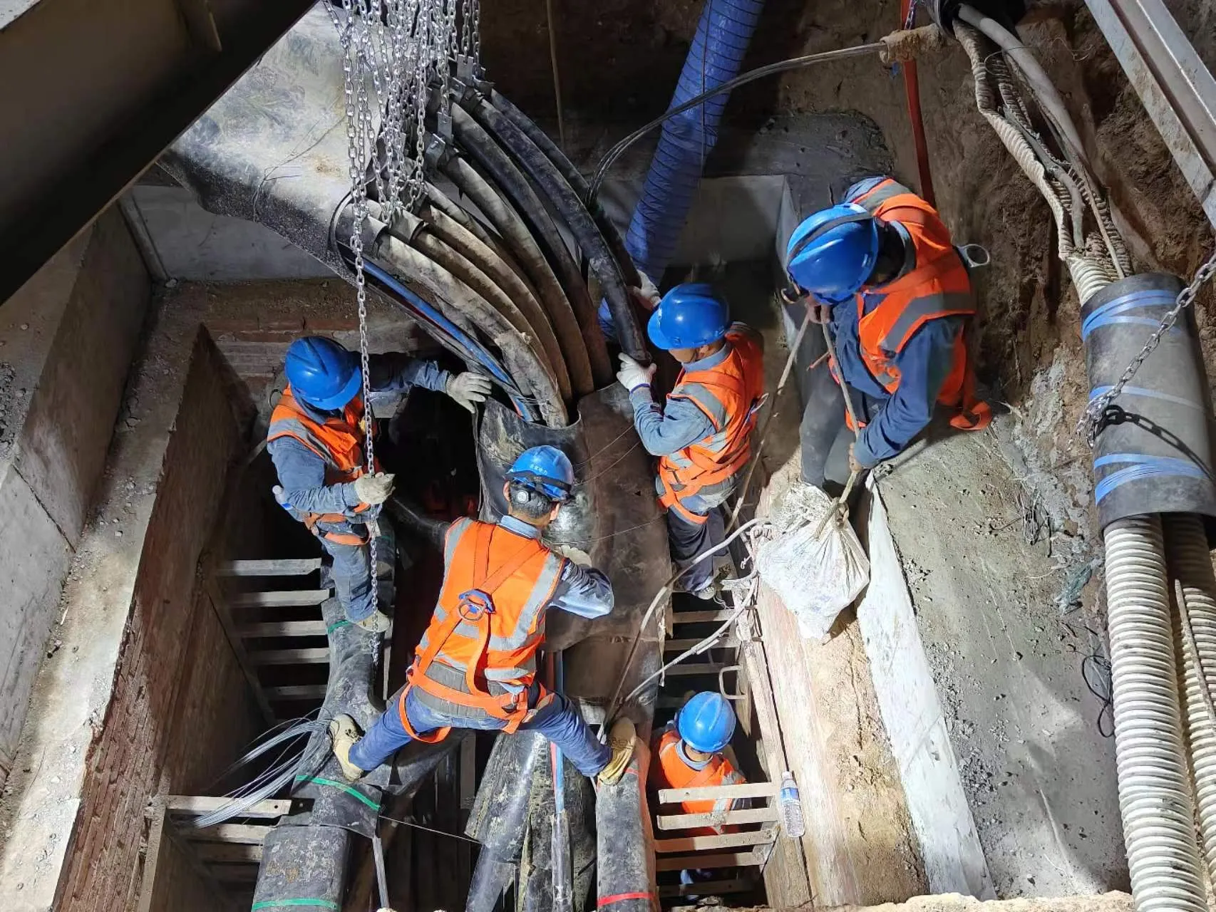 首都医科大学附属北京世纪坛医院双路供电工程军博地铁站东北口电力管井提升改造项目工程图片 8